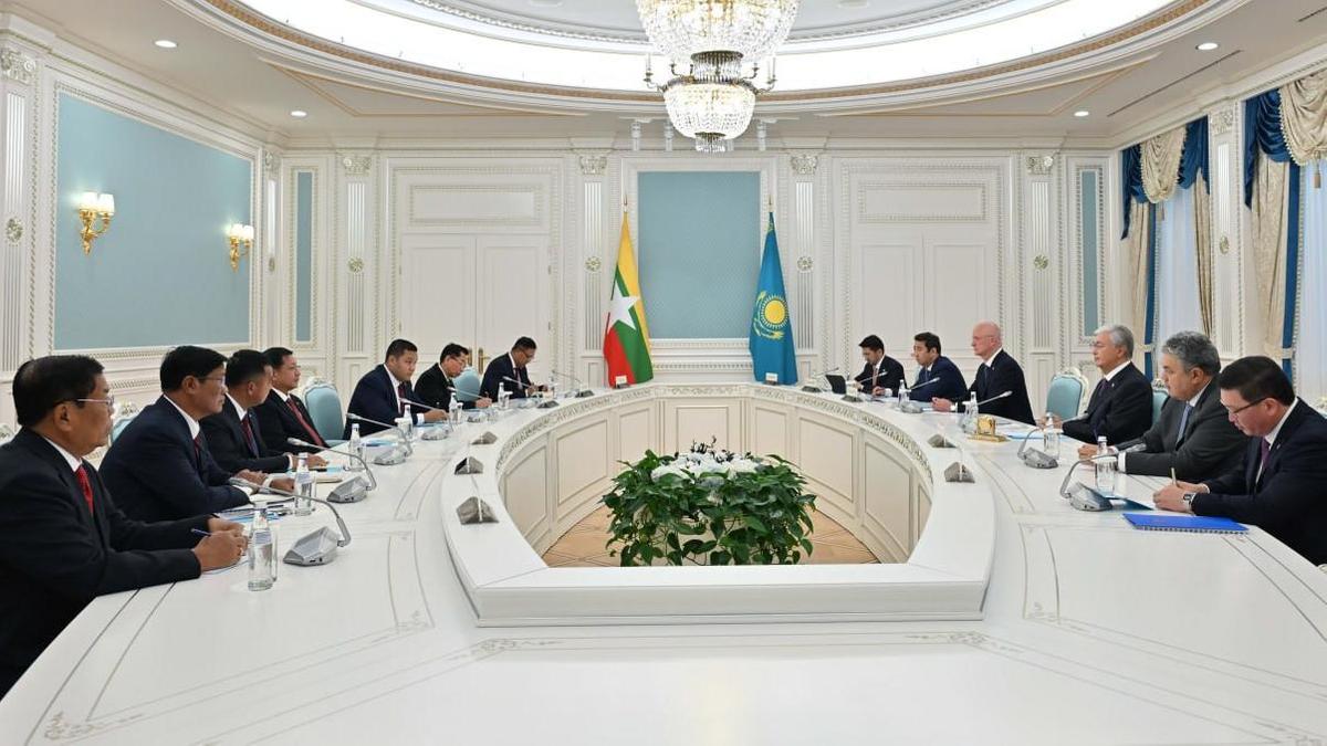 Касым-Жомарт Токаев на переговорах исполняющим обязанности президента Мьянмы
