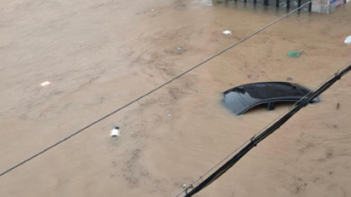Автомобиль скрыло под водой в Южной Корее