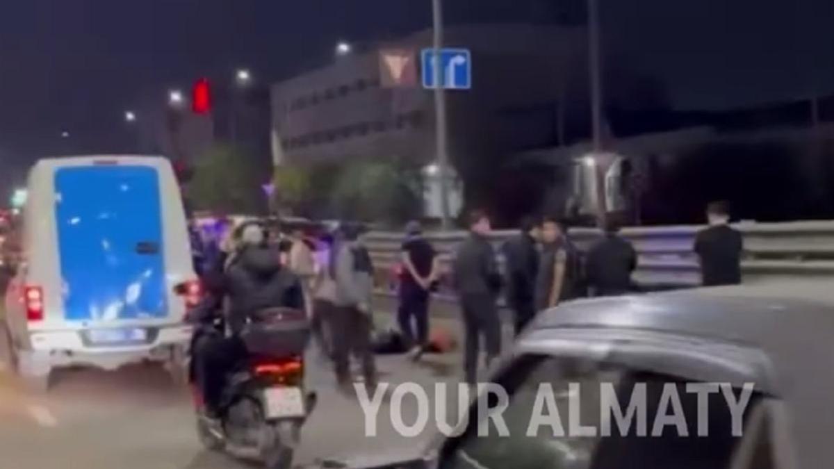 Мотоцикл сбил людей в Алматы Мотоцикл сбил людей в Алматы