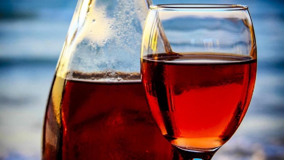 Вино в графине и фужере