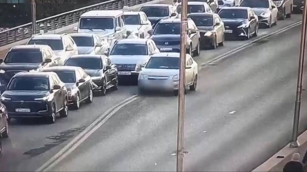 Автомобиль пересек двойную сплошную