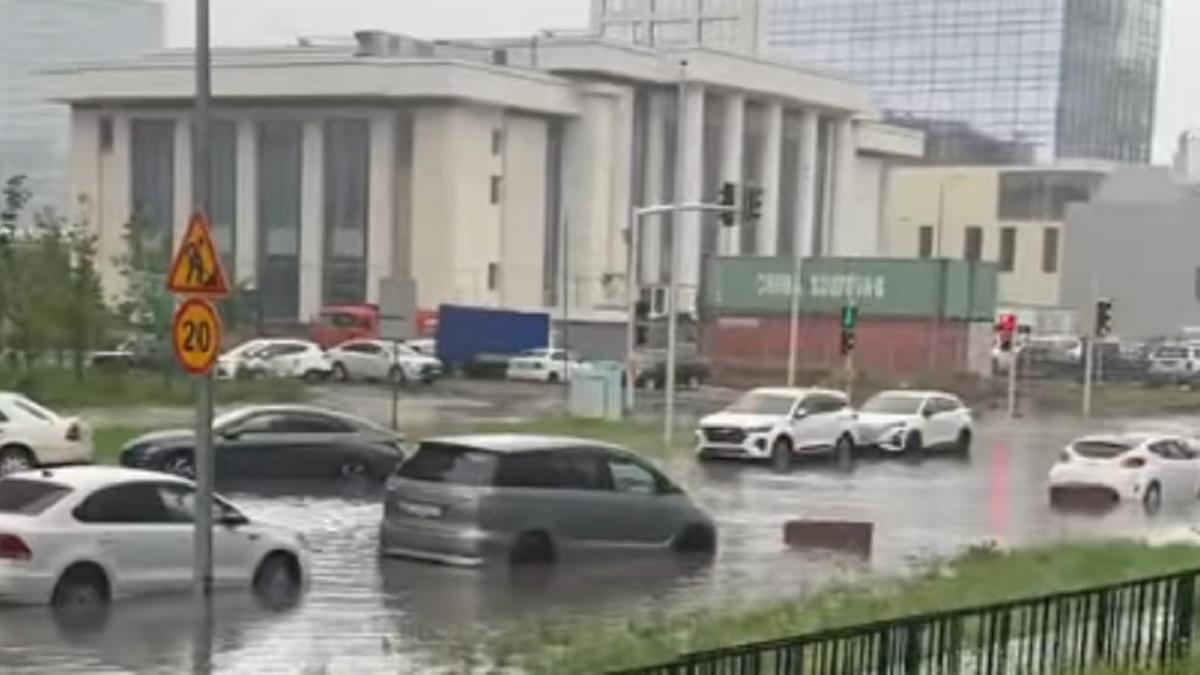 Машины едут по затопленной дороге в Астане