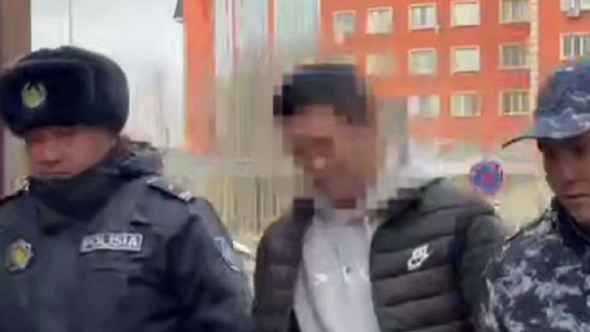 Полицейские ведут задержанного