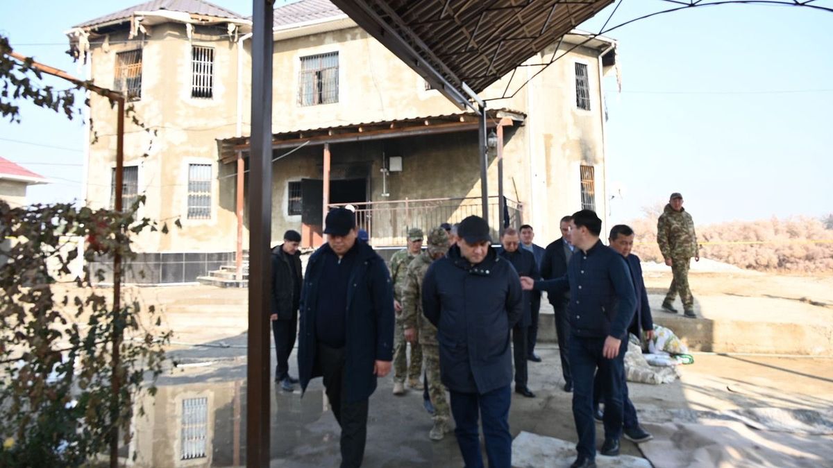 Аким Туркестанской области на месте пожара