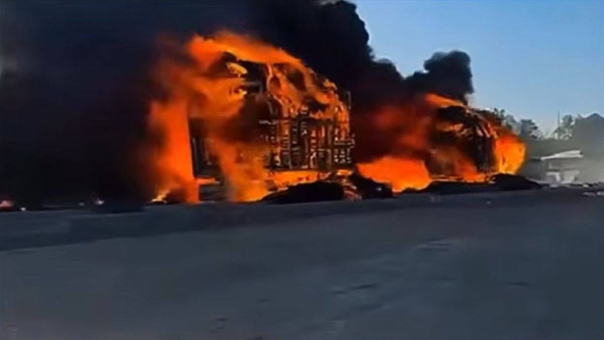 Шымкенттегі өртке оранған жүк көлігі