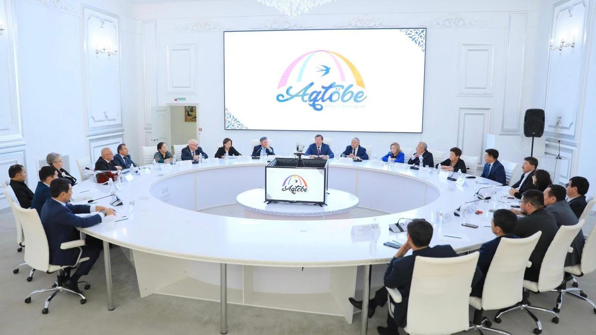 Асхат Шахаров зиялы қауым өкілдерімен кездесті Асхат Шахаров зиялы қауым өкілдерімен кездесті