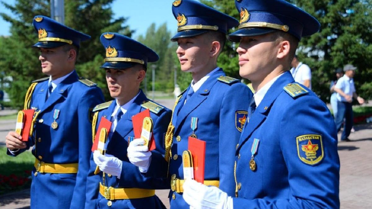 Звание старшего лейтенанта будут присваивать выпускникам-отличникам военных вузов в Казахстане