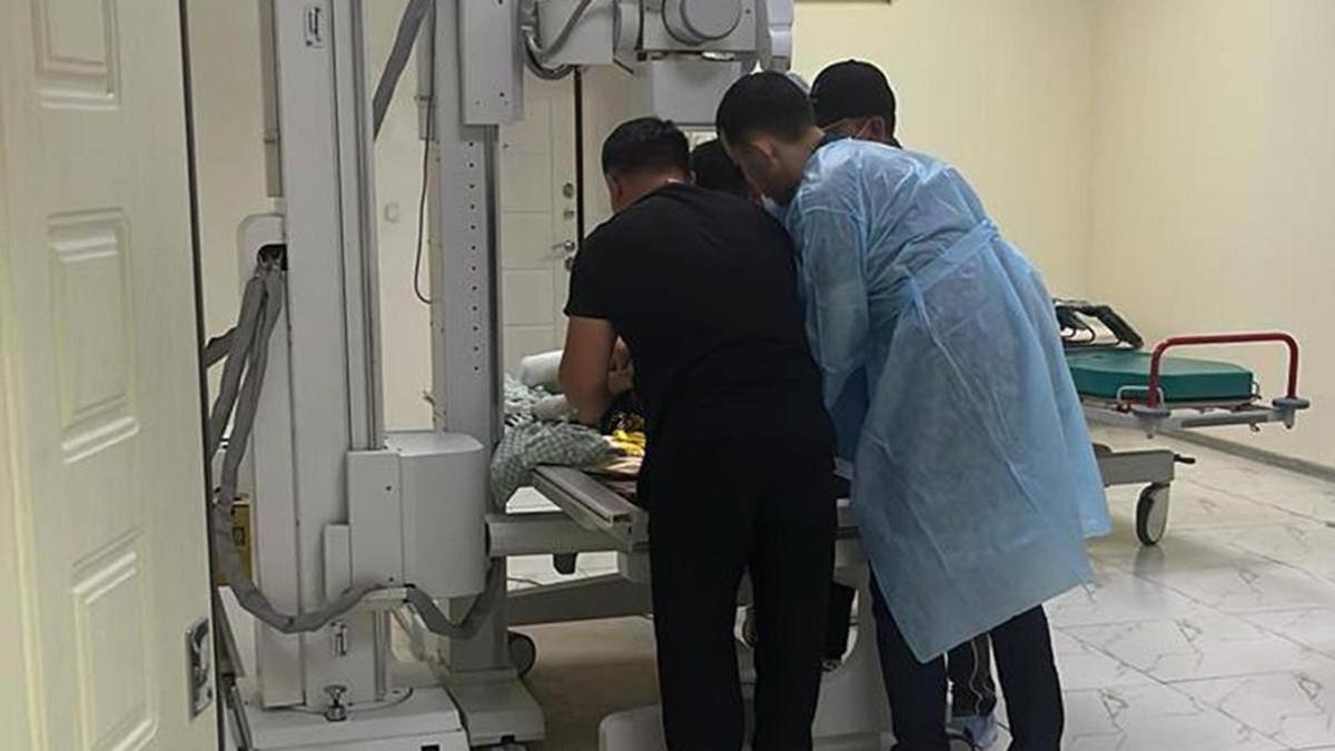 зардап шеккен баланы қарап жатқан дәрігерлер