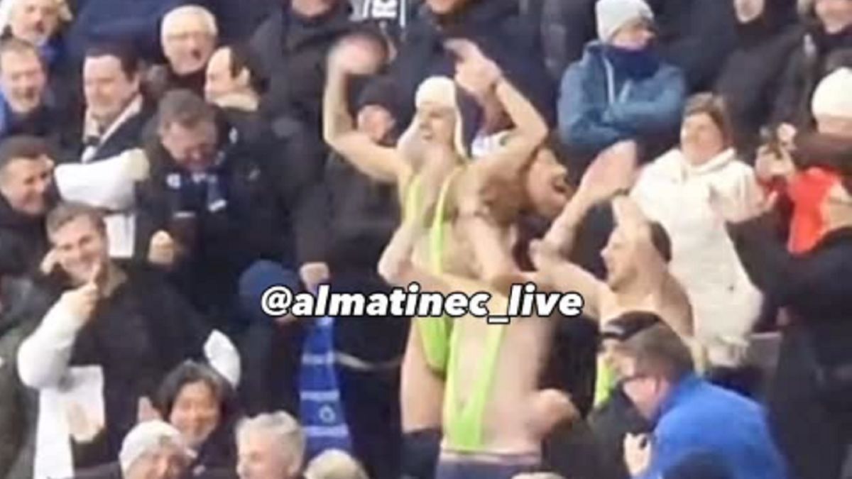 Болельщики разделись