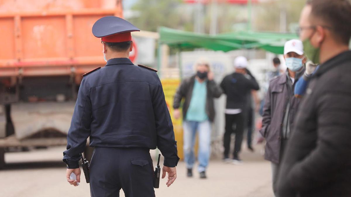 Полицейский патрулирует окрестности