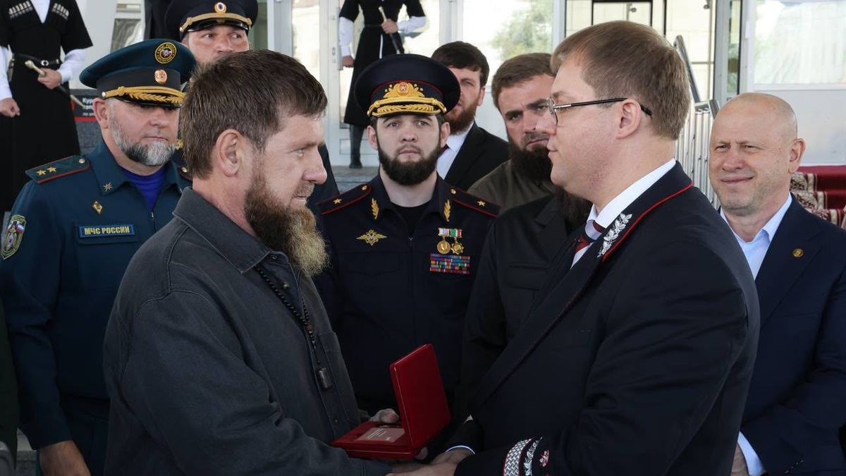 Вручение знака Рамзану Кадырову