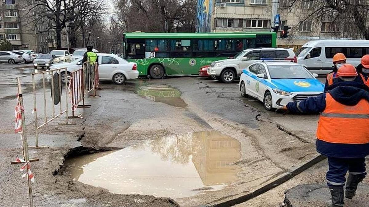 Яма образовалась на проезжей части