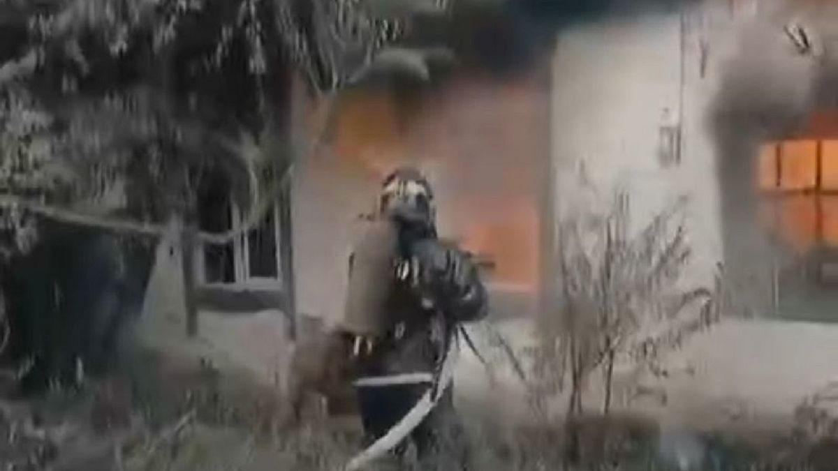Пожарный тушит возгорание