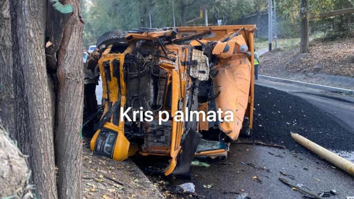 Грузовик перевернулся в Алматы