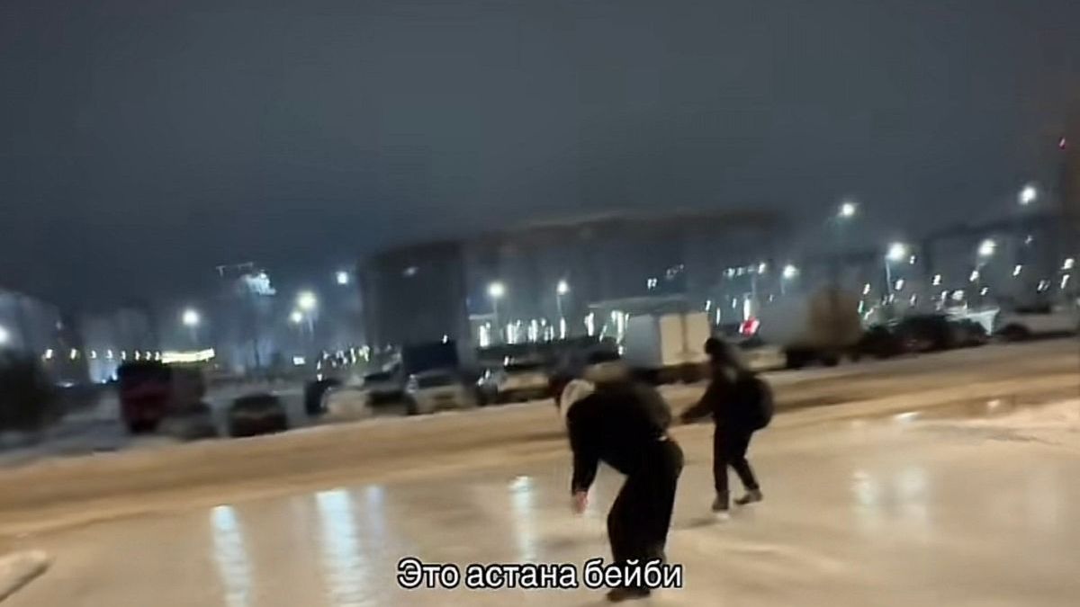 Молодые люди передвигаются на коньках по Астане