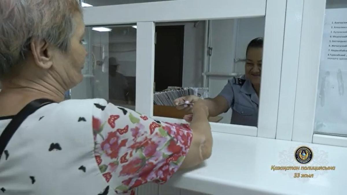 Жительница Астаны получает удостоверение личности Жительница Астаны получает удостоверение личности