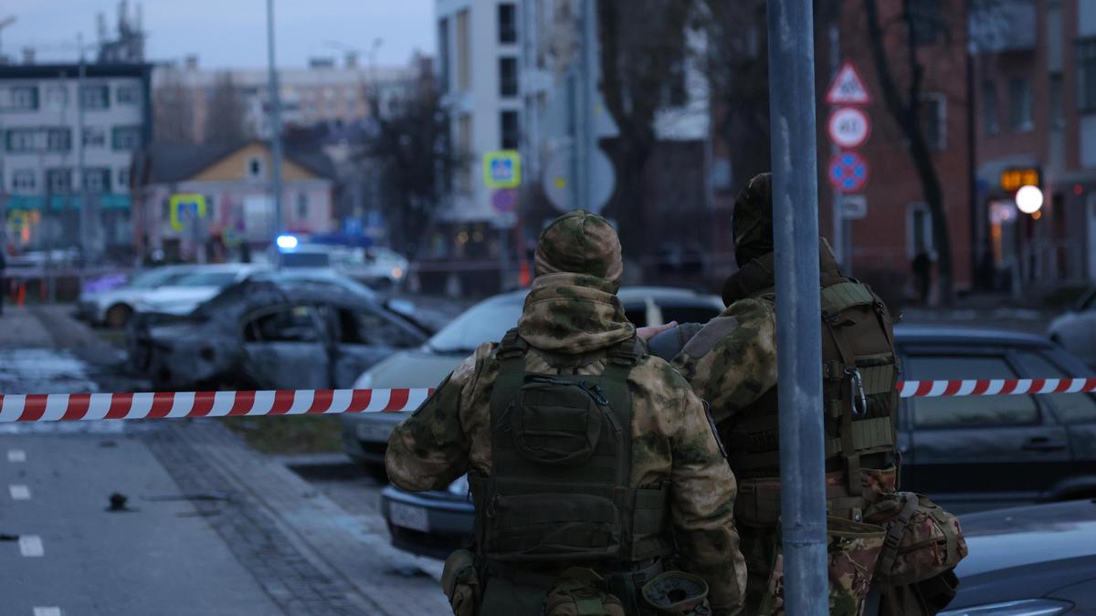 Украинаның Белгородқа шабуылынан кейін ресейлік сарбаздар территорияны қоршап тұр