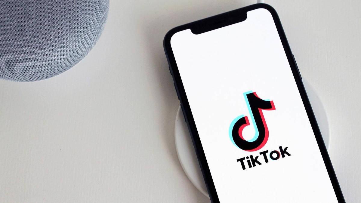 Телефон с эмблемой TikTok