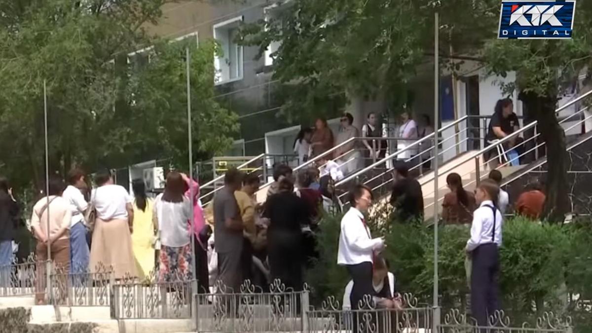 Люди перед медколледжем