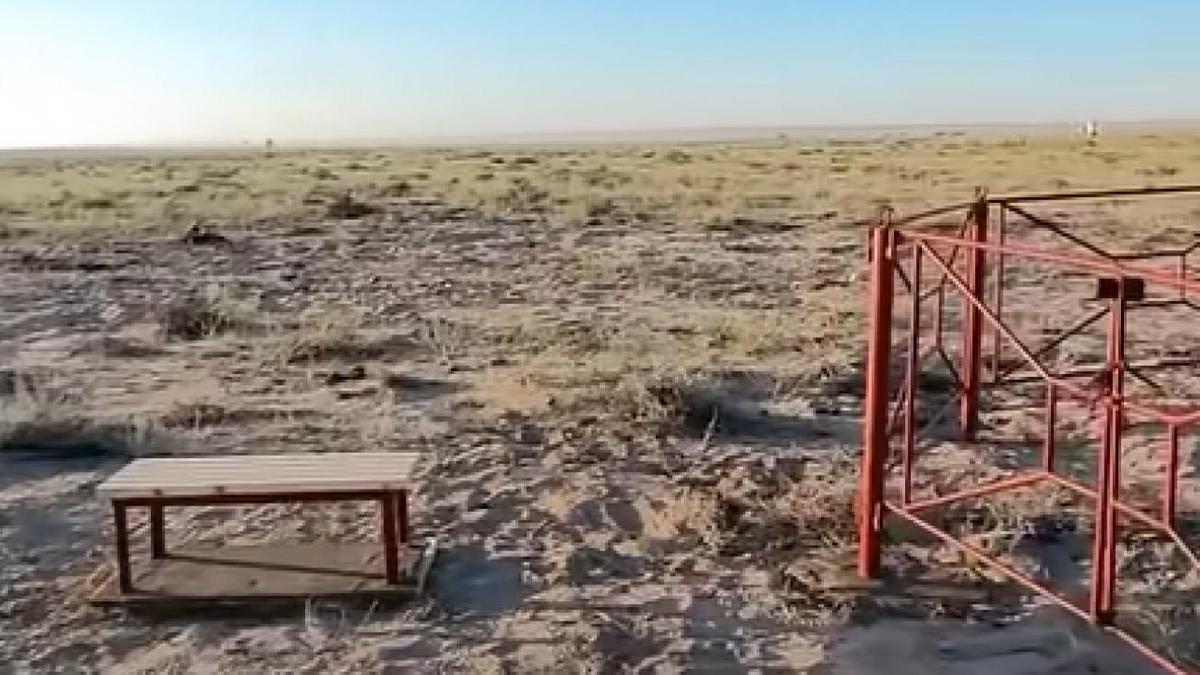Лавочка и ограждение на месте авиакатастрофы под Актау