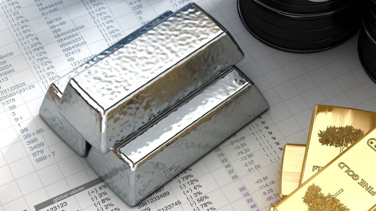 Золотые и серебряные слитки лежат на документах