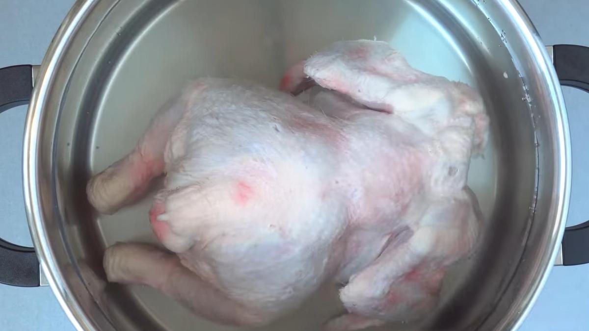 Курица в кастрюле с водой