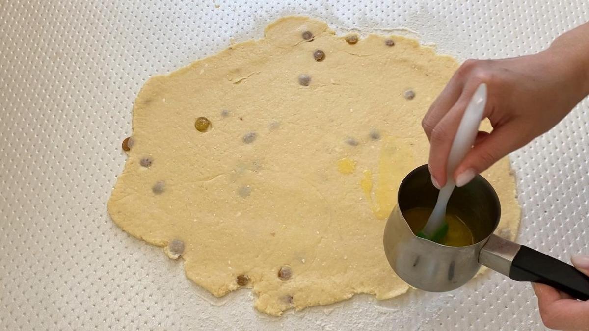 Тесто смазывают маслом