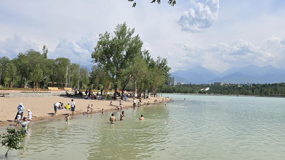 Алматинцы купаются в Сайране Алматинцы купаются в Сайране