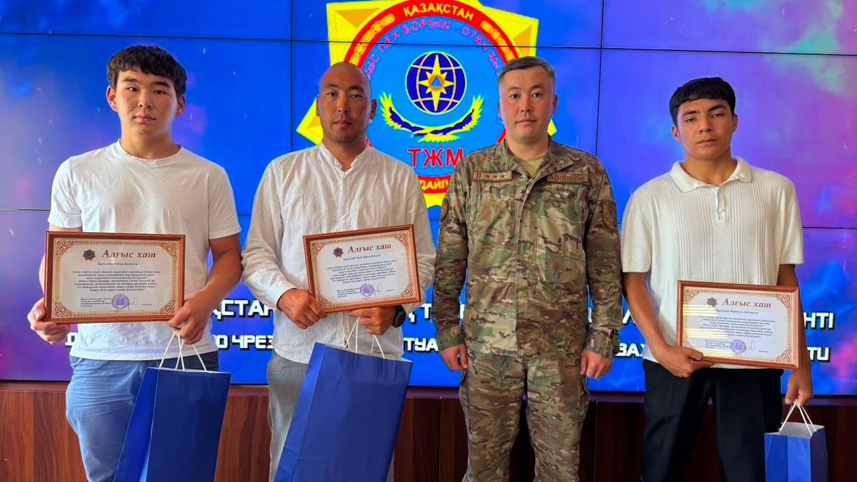 Мұғалім Берік Тұрқанов оқушыларымен