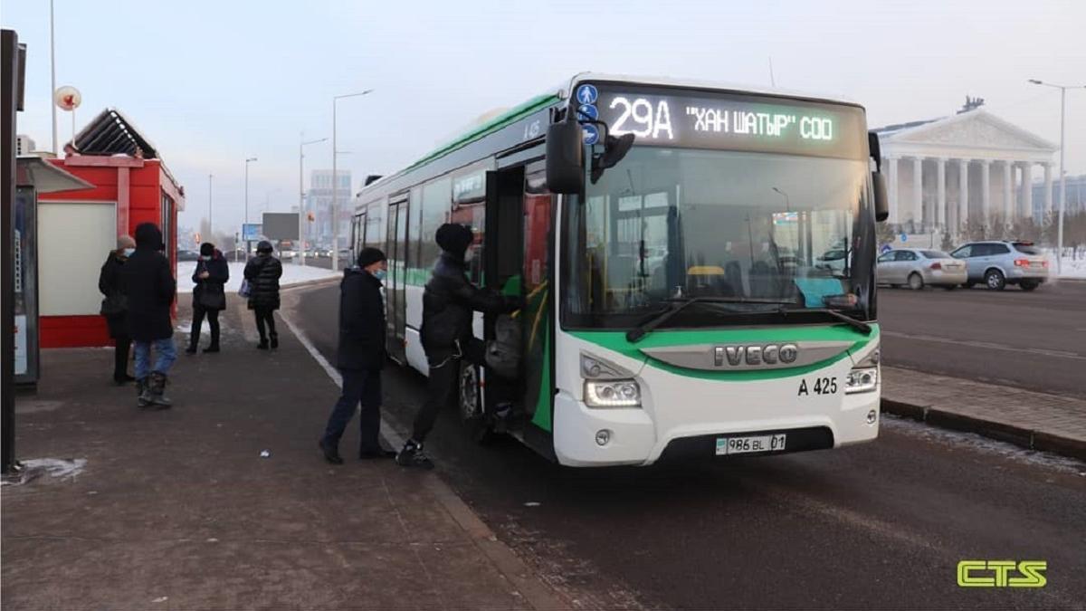 Пассажиры заходят в автобус