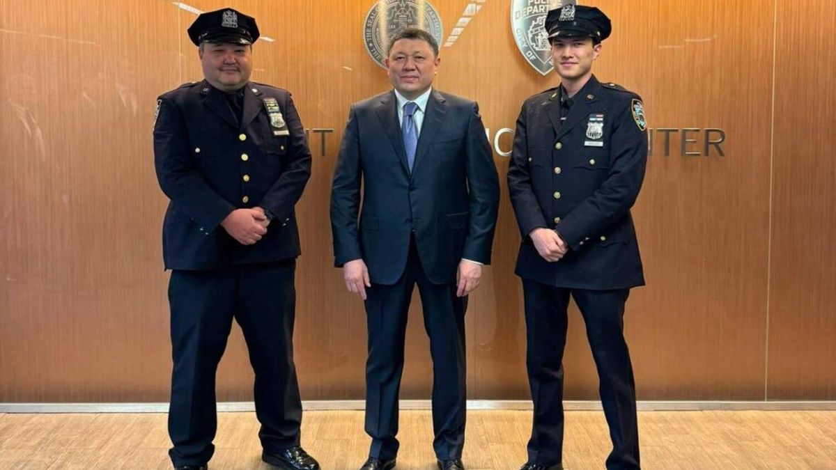 Ержан Сәденов және полиция қызметкерлері