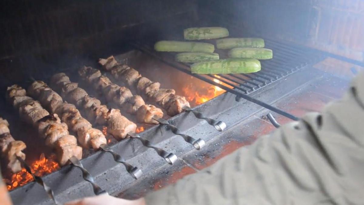 Приготовьте шашлык на мангале