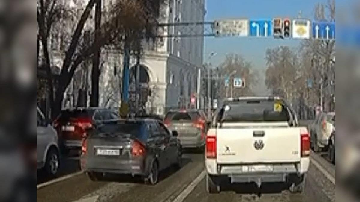 Мужчина брызнул из баллончика Мужчина брызнул из баллончика