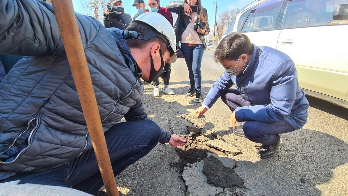 Жаксылык Омар посетил участки, где ведется укладка асфальта