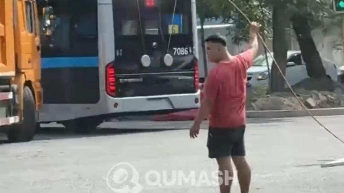 Мужчина держит оборванный электропровод Мужчина держит оборванный электропровод