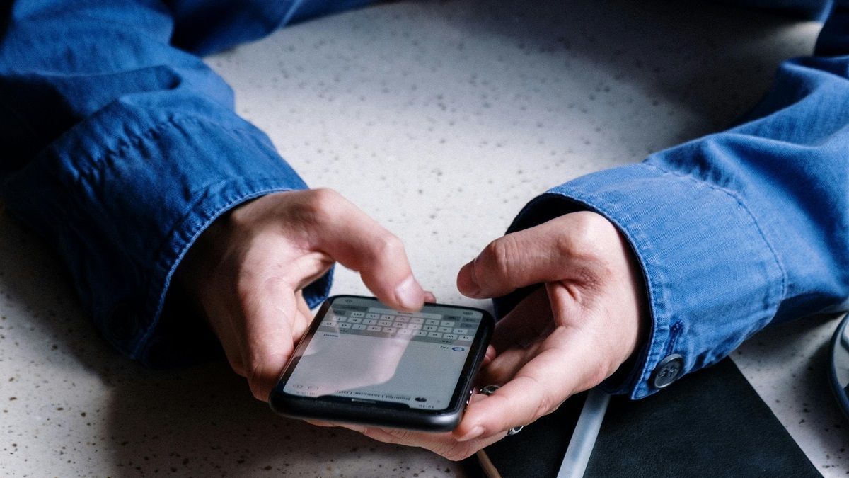 Парень с телефоном