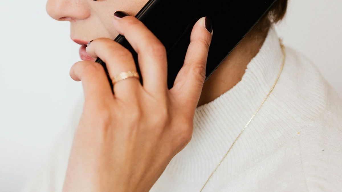 Женщина разговаривает по телефону