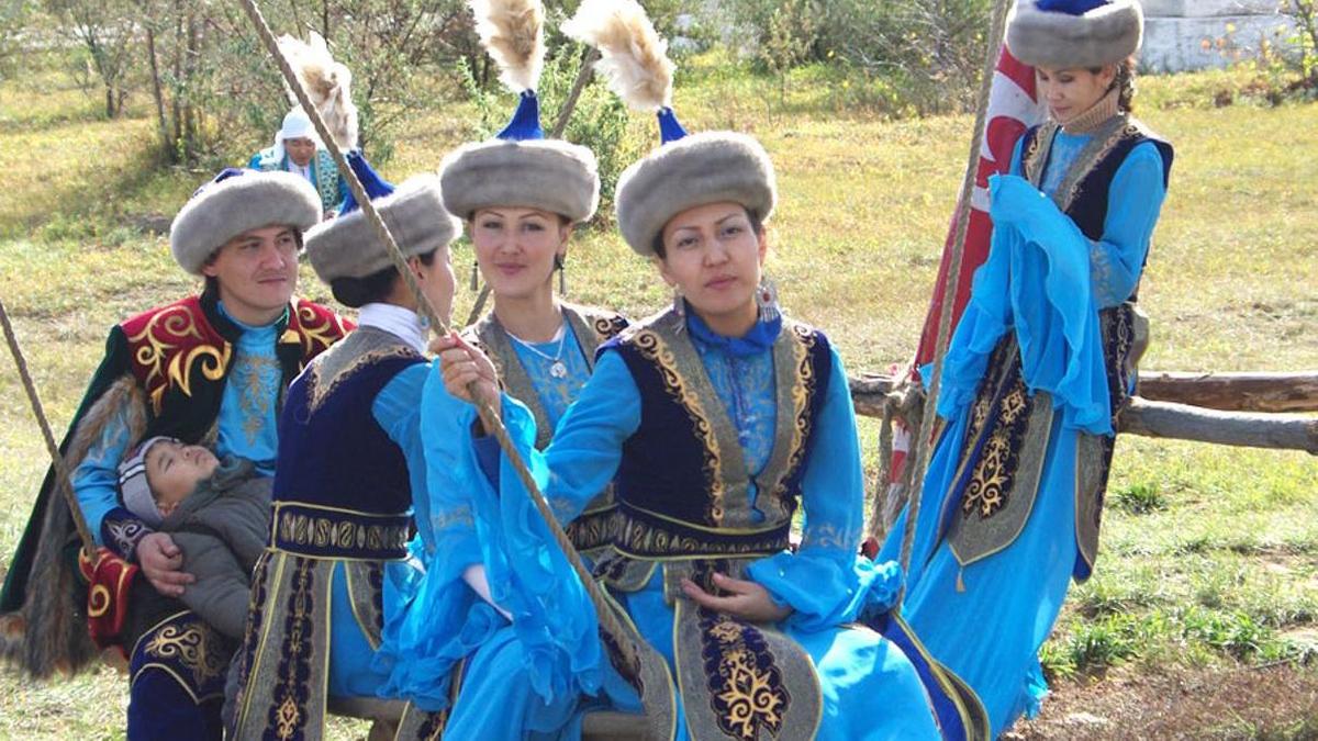 Kazakh traditional. Национальная одежда Казахстана. Национальный костюм казахов. Казахский народный костюм. Казахская Национальная одежда.