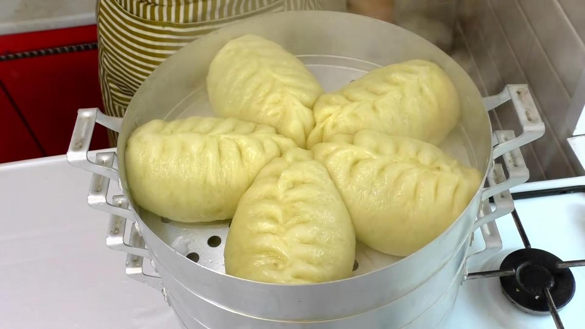 Пирожки, приготовленные на пару, в мантоварке