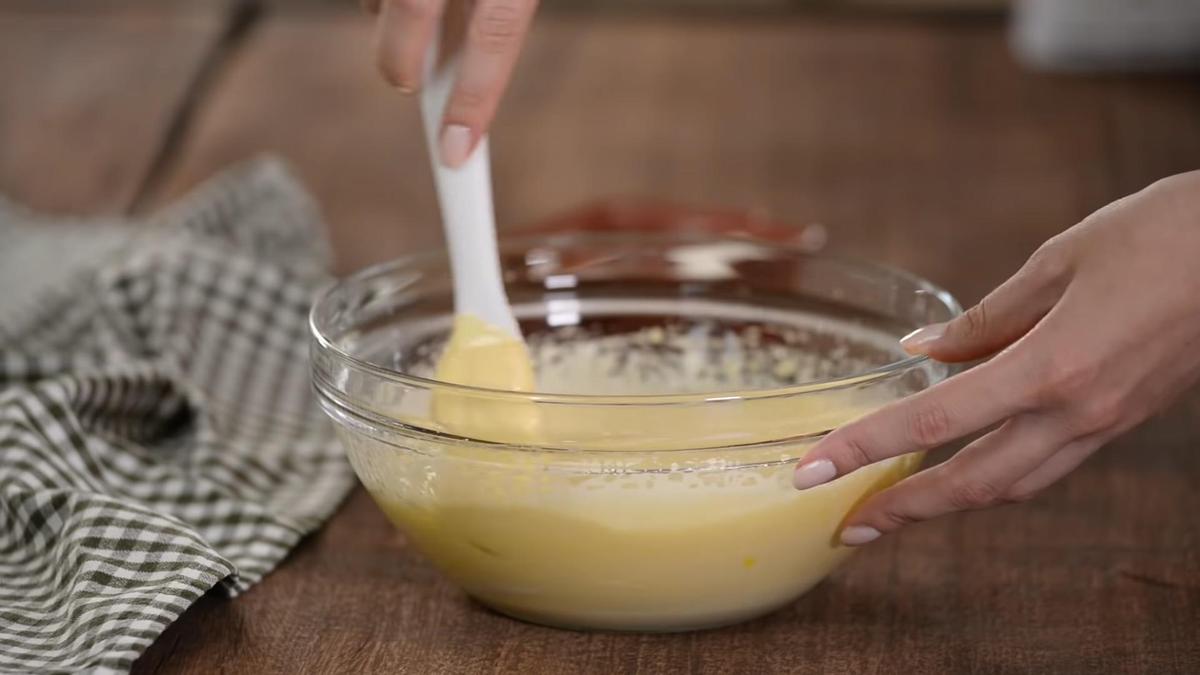 В стеклянной миске замешивают тесто для бисквита