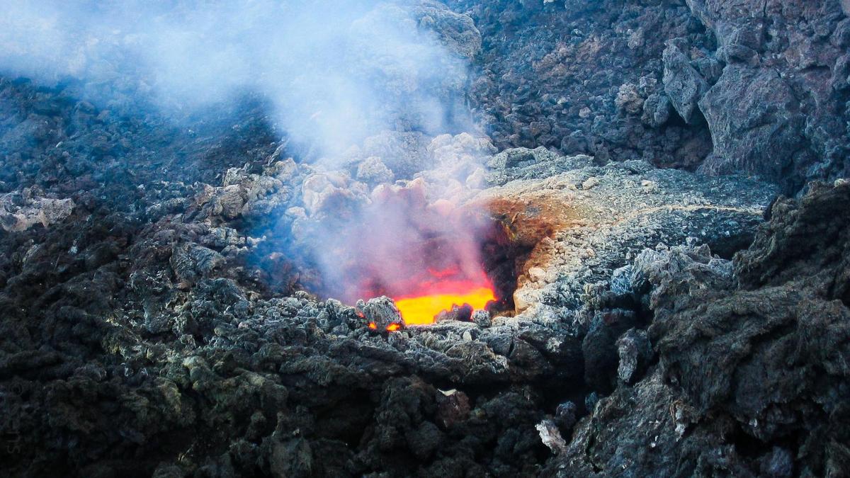 Лава и газы вырываются из-под застывшей породы