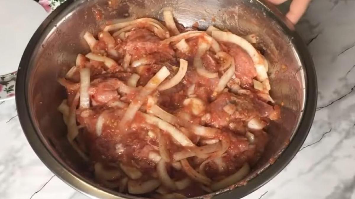 Мясо, перемешаное с тертыми помидорами, луком и пряностями
