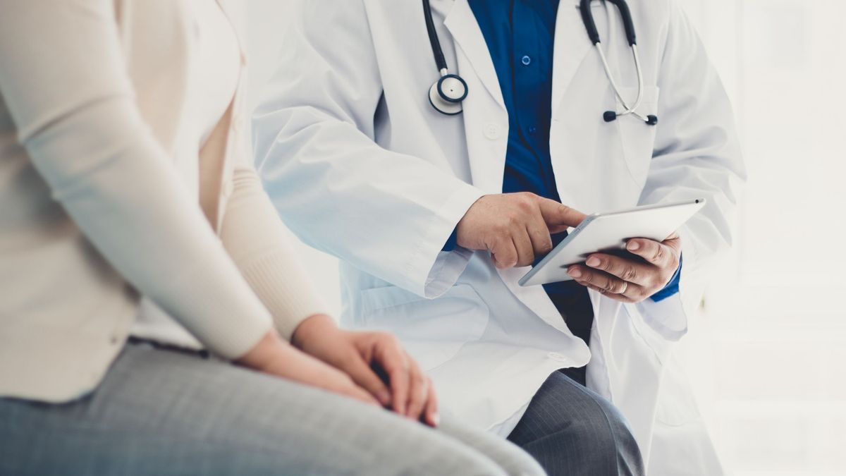 Врач принимает пациентку