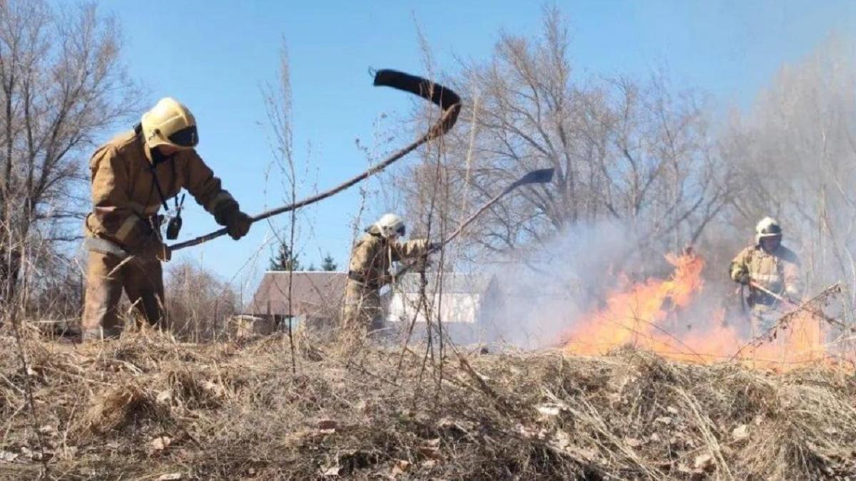 Пожарные тушат возгорание