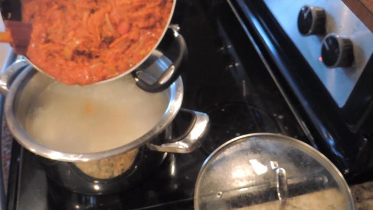 В суп добавляют овощную заправку