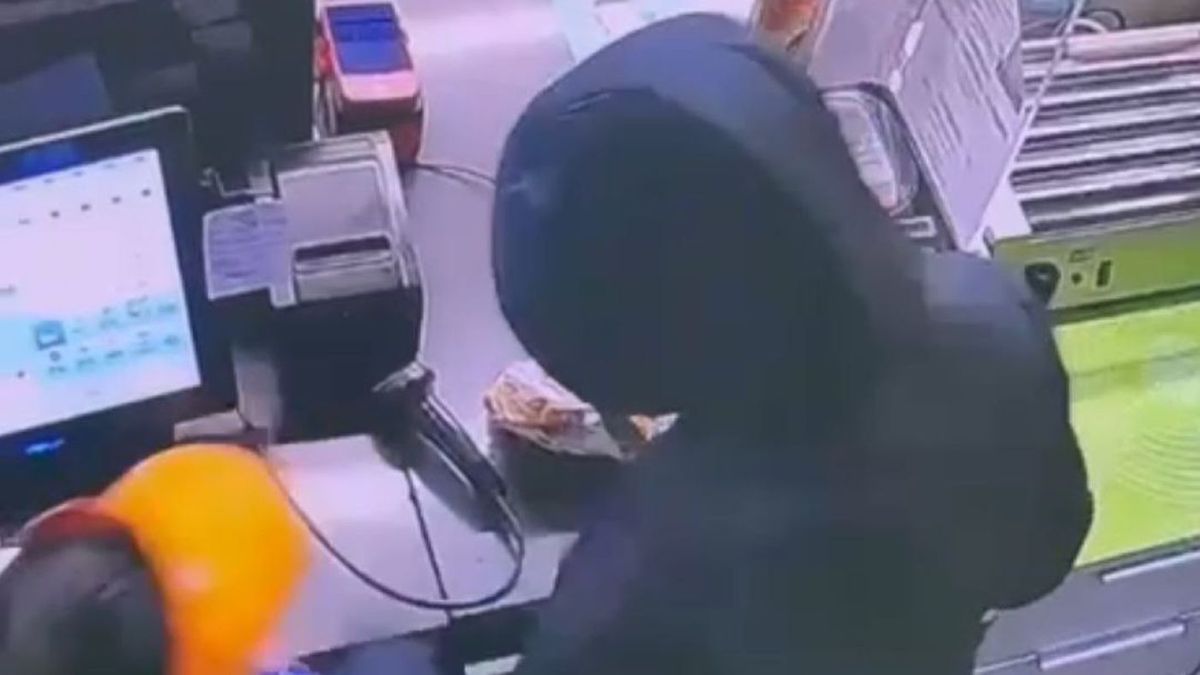 Мужчина грабит АЗС