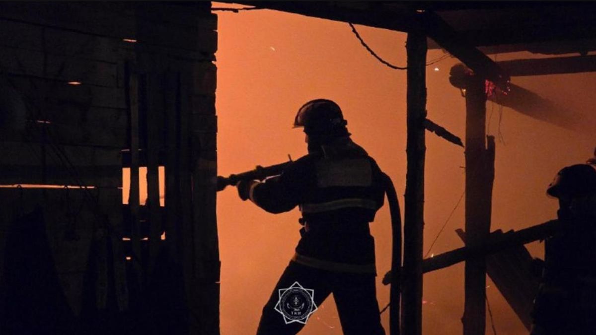 Өрт сөндіріп жатқан өрт сөндіруші