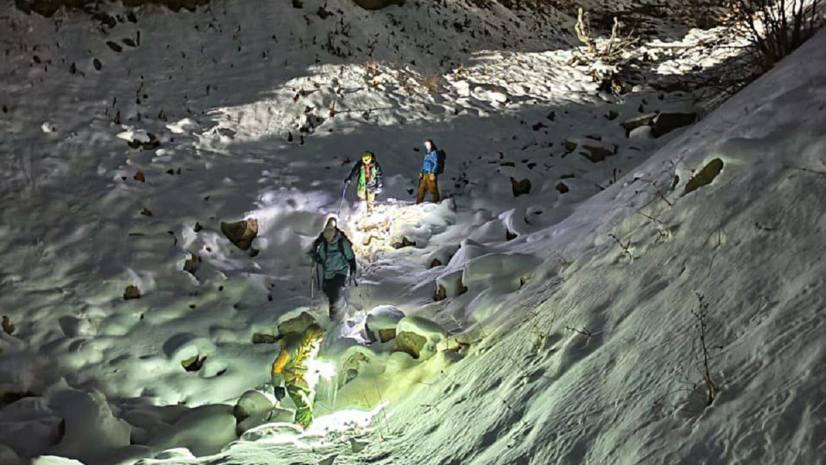 Тауда қалып қойған туристер