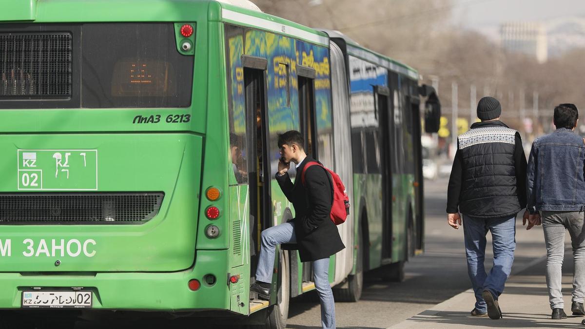 Парень садится в автобус