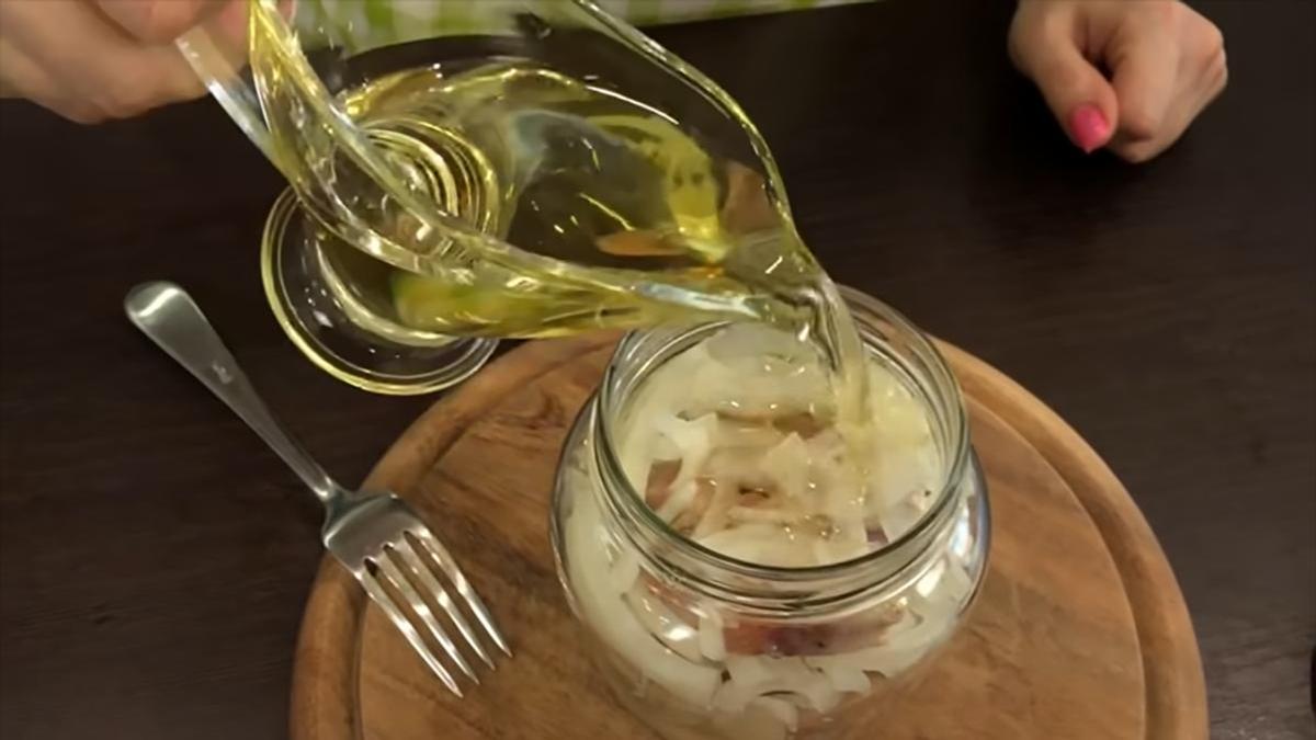 Сельдь в банке заливают подсолнечным маслом